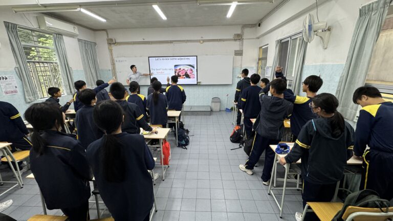 初一英文課-教師引導學生進行二人分組合作學習