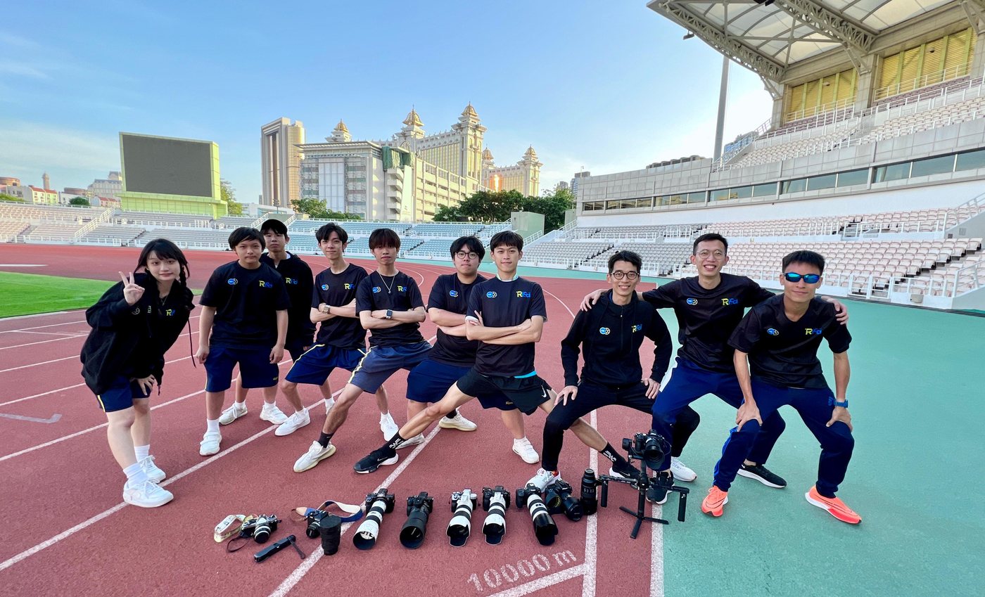 利「視」學社 RHS Studio 成員在田徑場手持攝影器材合照