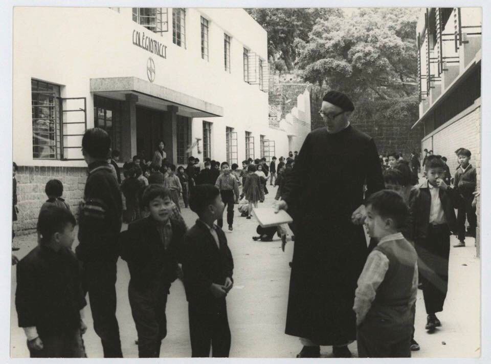 1950年代神父與學生在利瑪竇中學校園