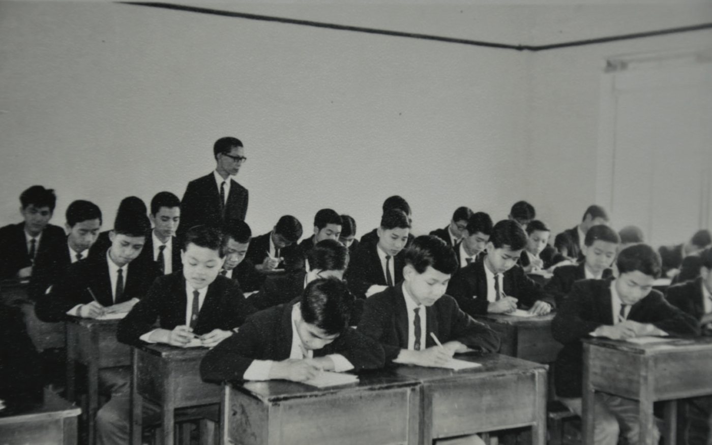 學生在課室內專心應考
